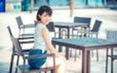 抱着边走边撞水流了一地的视频